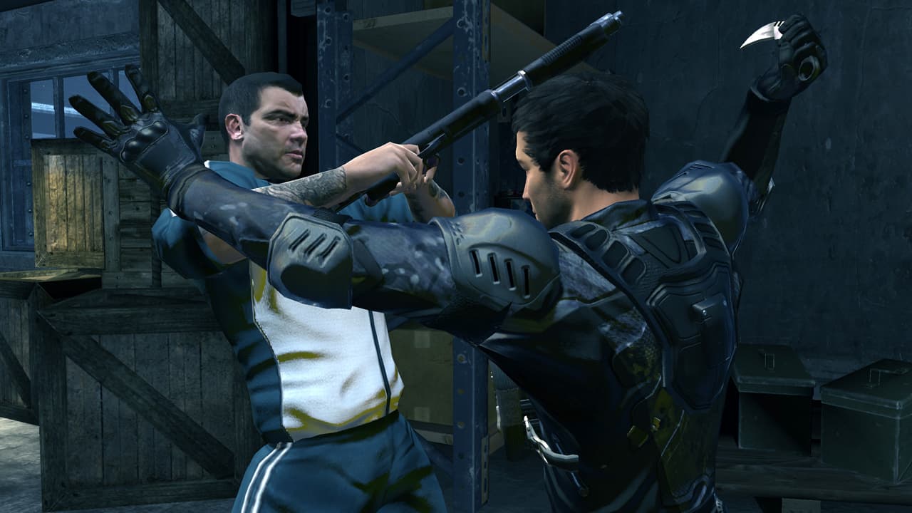 Alpha Protocol™: 一名战术特工在昏暗的工业房间里与持枪男子对峙。