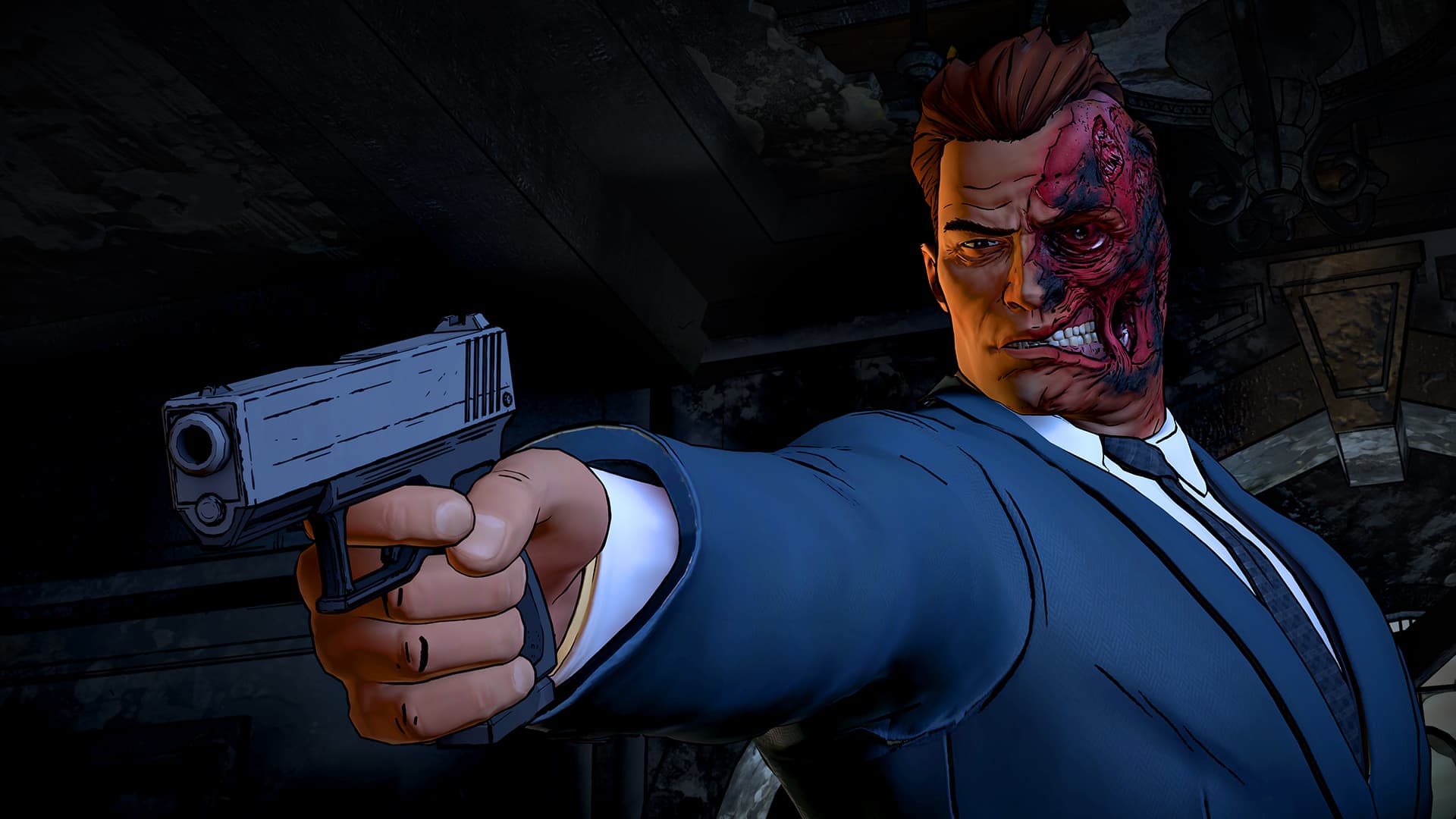 Batman - The Telltale Series: Ein vernarbter Mann richtet in einer dunkelblau beleuchteten Szene eine Pistole auf jemanden.