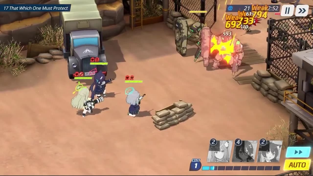 Gameplay de Blue Archive: un escuadrón combate en un campamento polvoriento, con los indicadores de daño y los controles visibles.