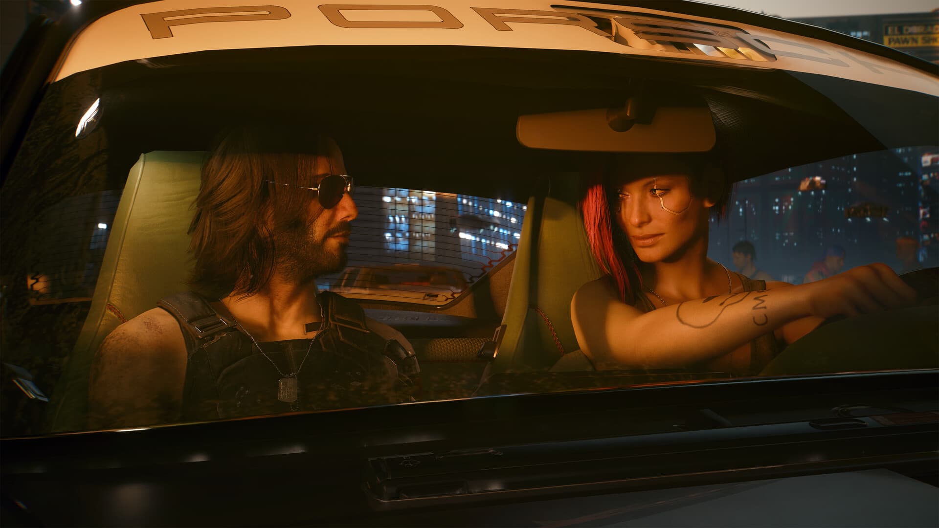 Screenshot aus Cyberpunk 2077: V und Jackie sitzen in einem Auto in Night City.