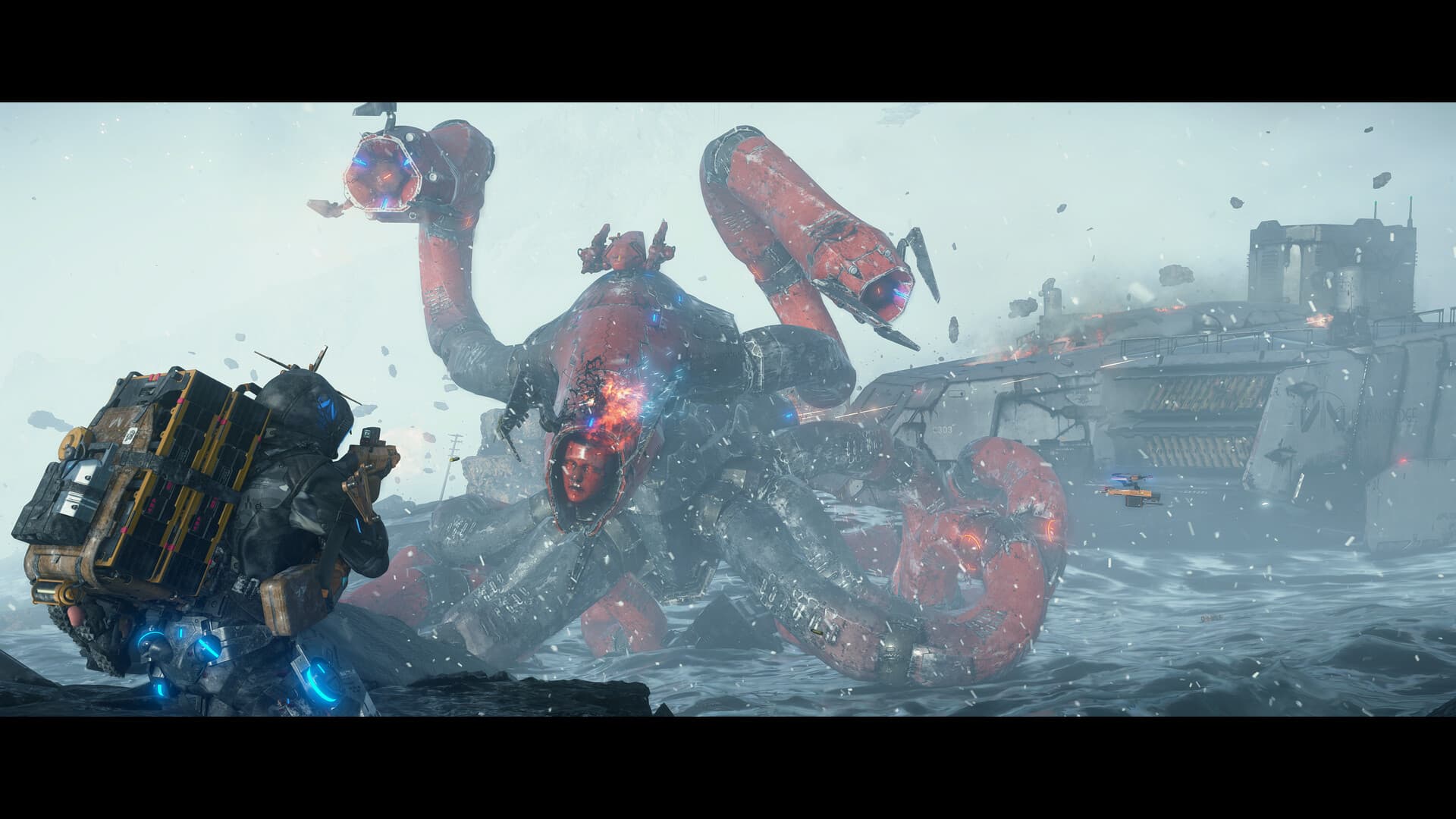 DEATH STRANDING 2: ON THE BEACH: 人物のそばで、巨大な船が霧に包まれた景色を進んでいる。