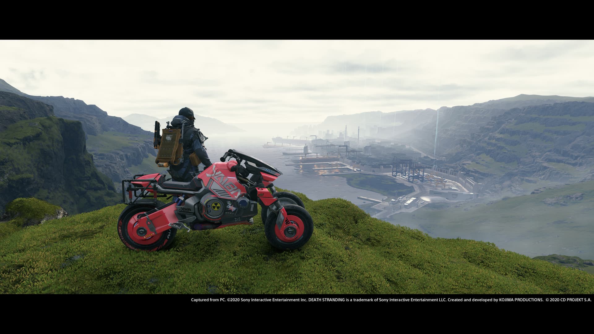 DEATH STRANDING: 配達人が山岳地帯をバイクで走っている。