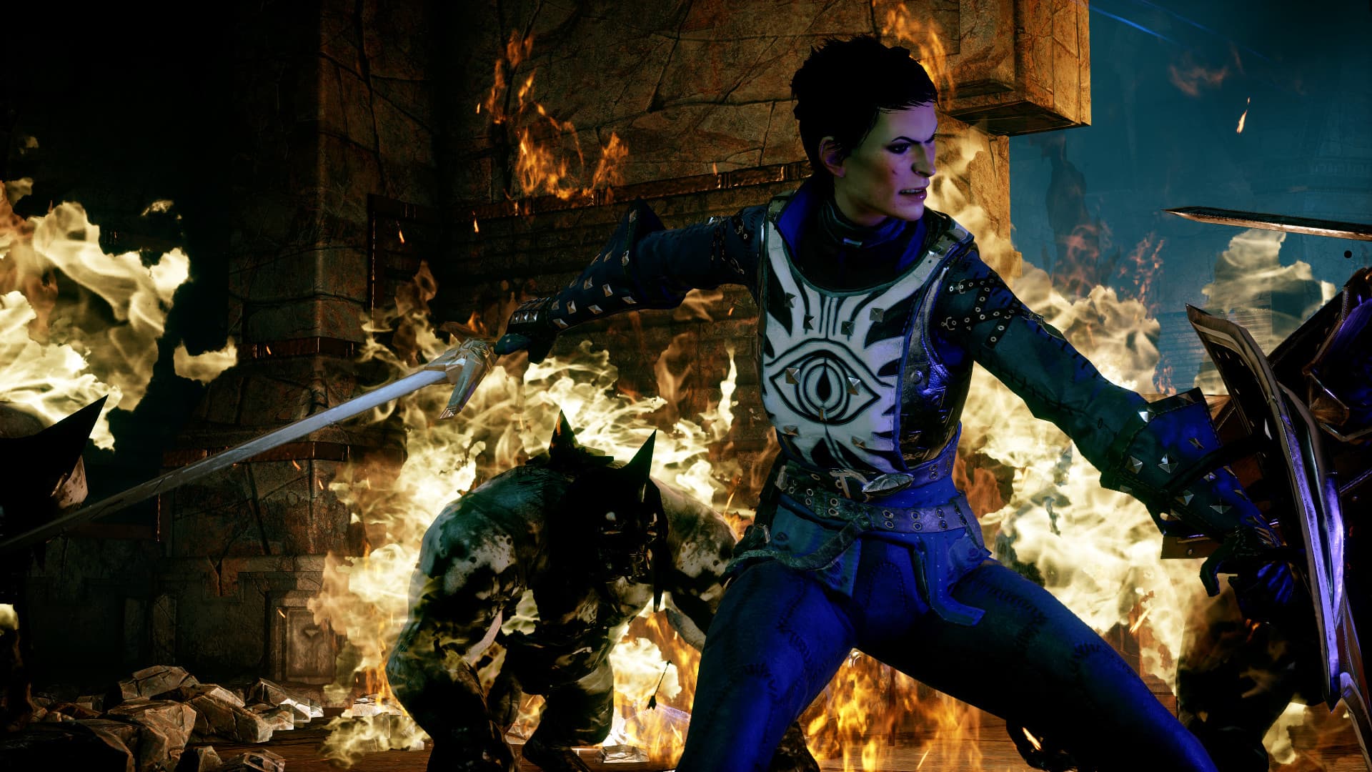 Dragon Age™ Inquisition: Ein gepanzerter Kämpfer stellt sich einer Kreatur im Wald.