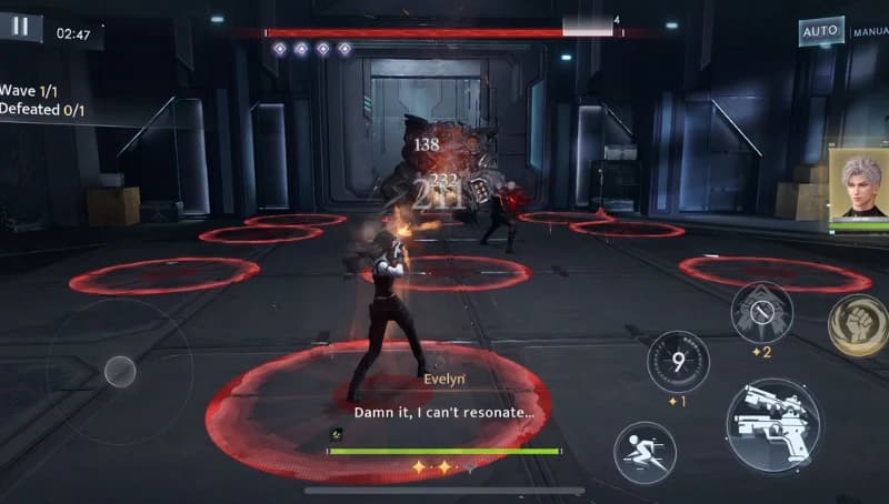 Love-and-Deepspace-Spielszene: Evelyn kämpft in einer futuristischen Arena gegen einen mechanischen Gegner; Wellenanzeige, Angriffsmarkierungen und Fähigkeiten sind sichtbar.