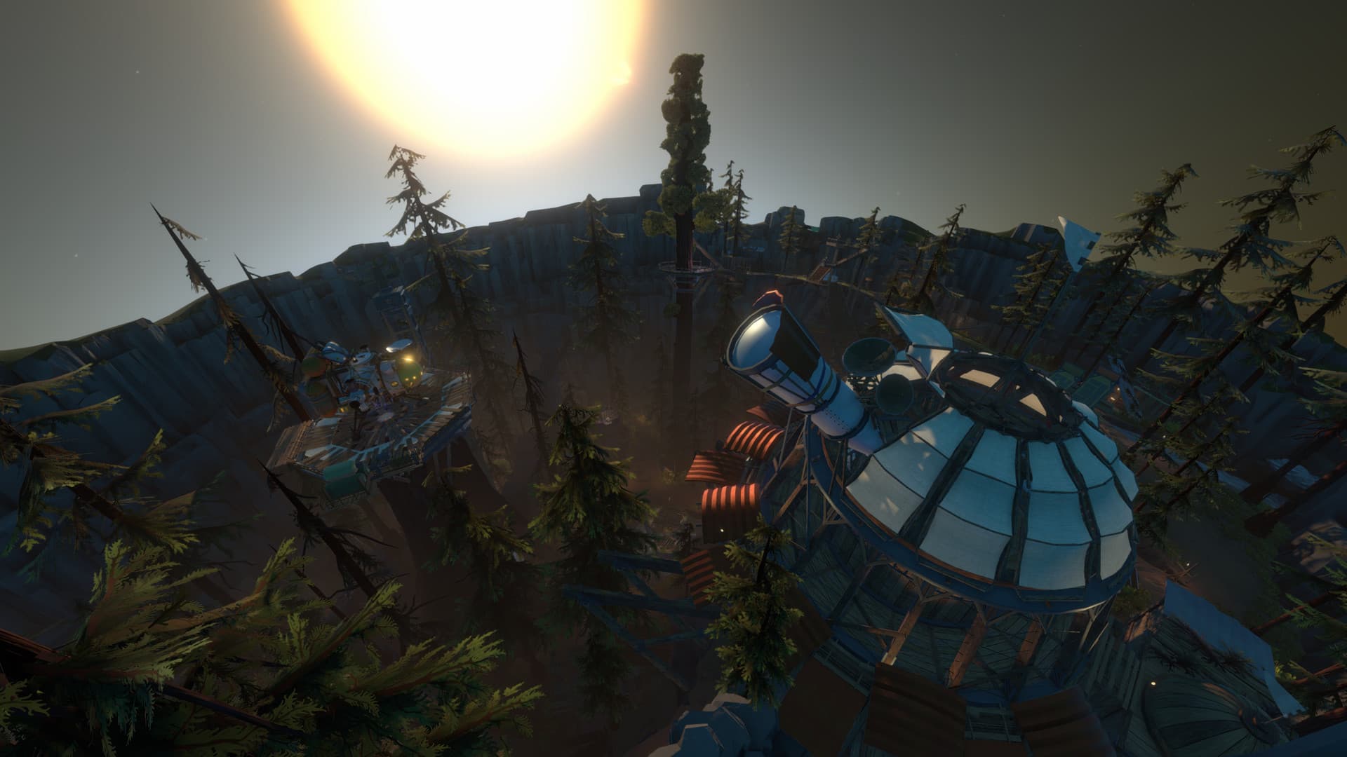 Outer Wilds: una nave espacial descansa entre árboles en un planeta escarpado.