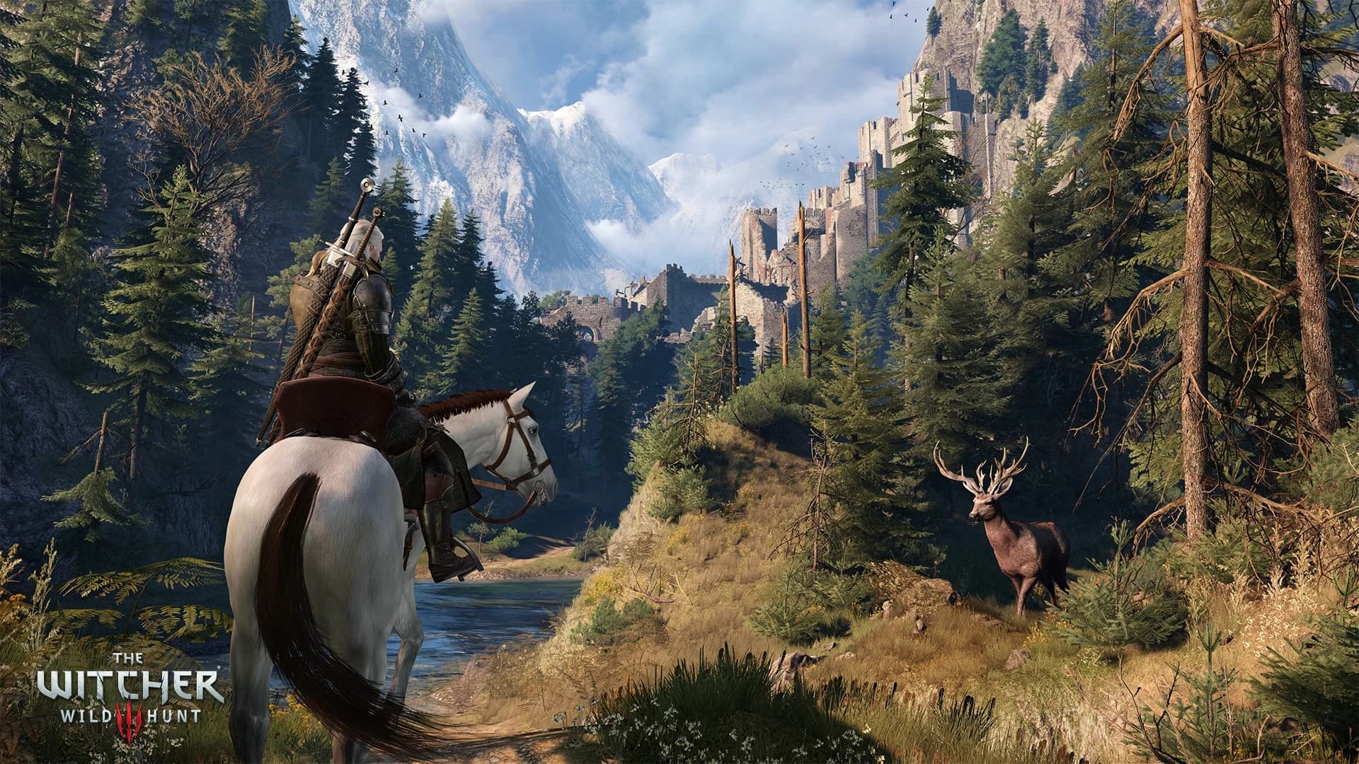 The-Witcher-3: Wild-Hunt-Spielszene: Geralt reitet einen Bergpfad entlang, während ein Hirsch am Wegesrand steht.