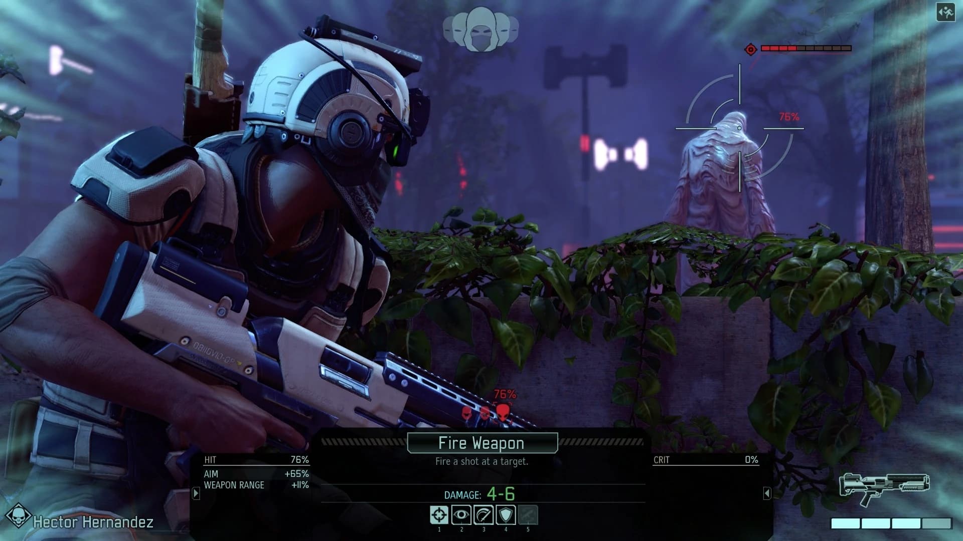 XCOM-2-Spielszene: Ein Soldat zielt durch dichtes Blattwerk; der Befehl „Feuer“ und die Zielanzeige sind zu sehen.
