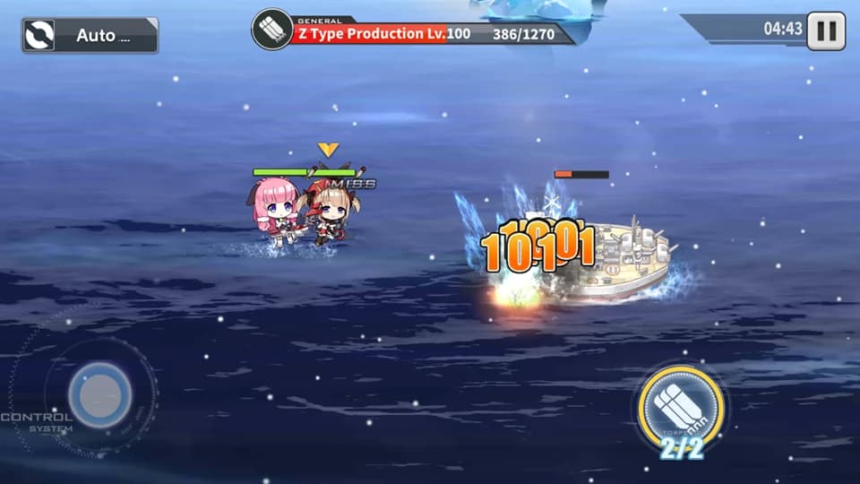 Pequeños personajes-barco maniobran por un mar azul hacia naves enemigas, con controles de combate y modo automático visibles.